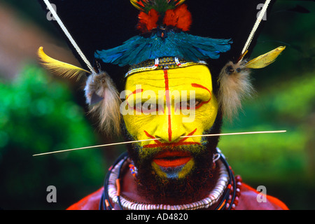 Bunte Huli Wigman mit gelben Gesicht In Papua-Neu-Guinea Stockfoto