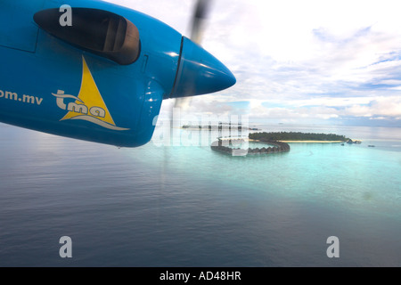 Flugzeug fliegt über die Riffe der Malediven, Asien Stockfoto