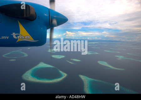 Flugzeug fliegt über die Riffe der Malediven, Asien Stockfoto