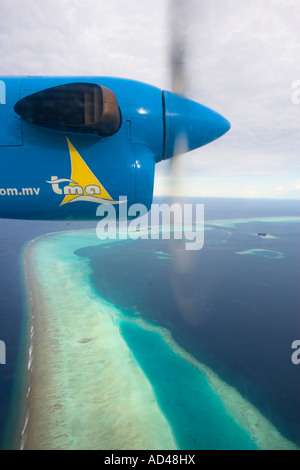 Flugzeug fliegt über die Riffe der Malediven, Asien Stockfoto