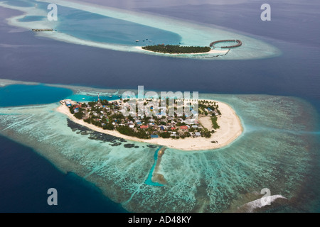 Insel und das Resort Vilu Reef in Süd Nilandhe Atoll, Malediven. Stockfoto