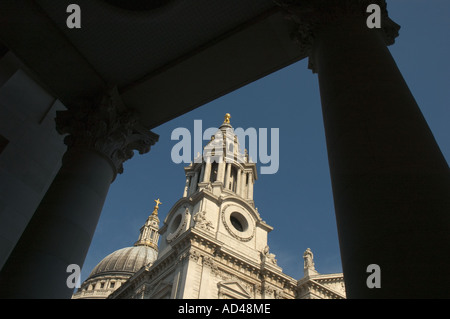 St. Pauls Cathedral betrachtet zwischen Säulen und Dach in Paternoster Square in London UK
