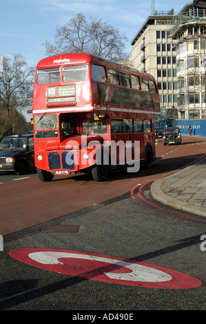 Congestion Charge Zone C Straße Markierung entlang Park Lane London England UK Stockfoto