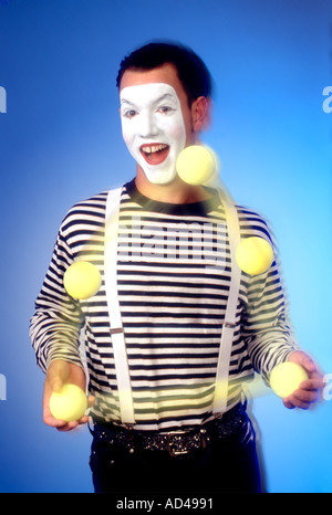 MIME mit weißen gemalten Gesicht mit ausdrucksstarken Blick jonglieren Stockfoto