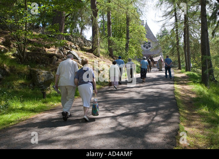 Touristen, die crathie Kirk oder Balmoral Pfarrkirche, Royal Deeside, schottischen Tourismus in Aberdeenshire, Cairngorms National Park, Schottland Großbritannien Stockfoto