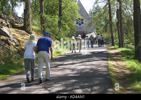 Touristen, die crathie Kirk oder Balmoral Pfarrkirche, Royal Deeside, schottischen Tourismus in Aberdeenshire, Cairngorms National Park, Schottland Großbritannien Stockfoto