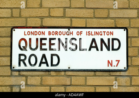 Straßenschild Queensland Straße; Haus von Arsenal neues Fußballstadion Holloway Islington London UK Stockfoto