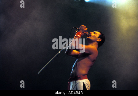 DIE SPÄTEN FREDDY MERCURY VON QUEEN WÄHREND EINER 1986 WEMBLEY KONZERT LONDON UK Stockfoto