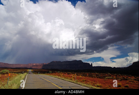 Gewitterwolken über eine Landstraße, Utah, Vereinigte Staaten von Amerika Stockfoto