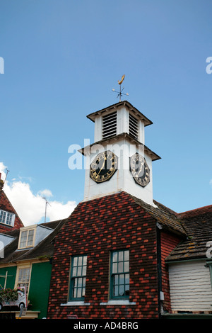 Uhrturm in Steyning High Street, West Sussex, Großbritannien Stockfoto