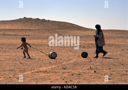 WESTSAHARA-FRAUEN UND KINDER, DIE GAS-FLASCHEN POLISARIO SMARA CAMP Stockfoto