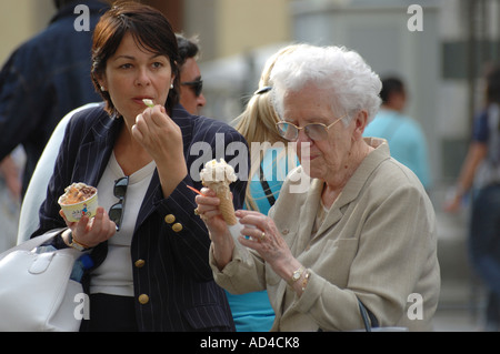 Zwei Frauen, die Eis essen Stockfoto