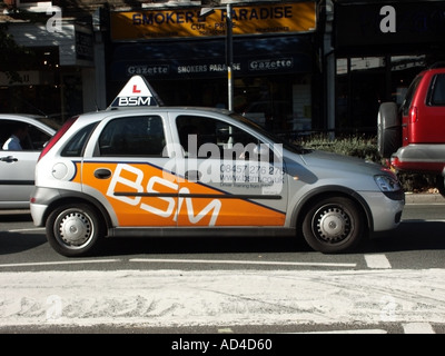 Brentwood Essex British School of Motoring Lehrer und Schüler unter Anleitung in verkehrsreichen Hauptstraße fahren Stockfoto