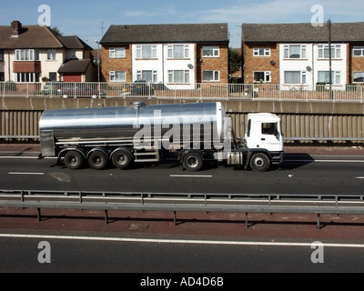 Doppelhaushälfte befindet sich oberhalb & in der Nähe von Lärm verschmutzenden A12 Dual Fahrbahn Trunk Road LKW-Tanker auf Brentwood Bypass Essex England Großbritannien Stockfoto