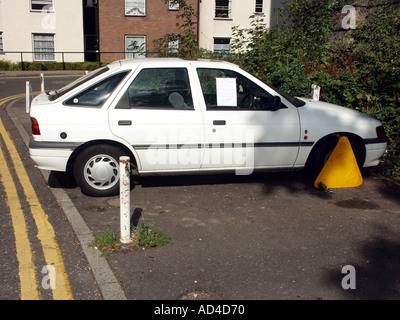 Colchester Essex Rad Klemme angewendet, Auto geparkt klar der doppelte gelbe Linien, aber vermutlich auf einem privaten Grundstück Stockfoto