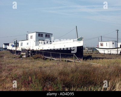 West Mersea Hausboote ruht auf begrünte Watten am Ufer des Kanals in der Nähe der Mündung des Flusses Blackwater Strood Stockfoto