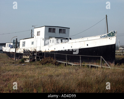 West Mersea Hausboote ruht auf begrünte Watten am Ufer des Kanals in der Nähe der Mündung des Flusses Blackwater Strood Stockfoto