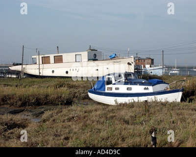 West Mersea Hausboote ruht auf begrünte Watten am Ufer des Kanals in der Nähe der Mündung des Flusses Blackwater Strood Stockfoto