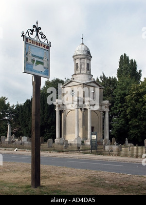 In der Nähe von Manningtree Essex bleibt einer der beiden Türme Mistley Robert Adams Kirche, gebaut im Jahre 1776 mit Ortsschild Stockfoto