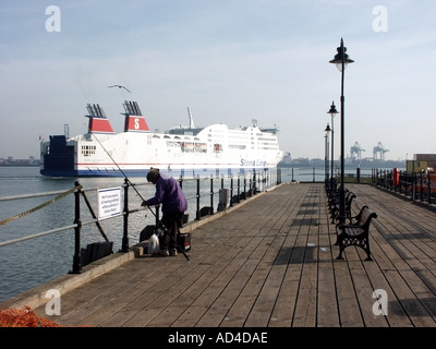 Fluss Stour in Harwich Essex Stena Line Fähre Britannica Abfahrt Parkeston Fährhafen vorbei Halfpenny pier Stockfoto