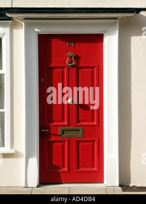 Eine rote Haustür öffnen direkt auf der Straße enthält die Zahl 14 Stockfoto
