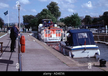 Sportboote in Teddington Lock auf Fluß Themse London England Stockfoto