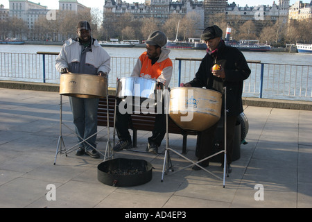 Die Straßenmusiker spielen Stahlfässer auf der Southbank. Westminster London England. Stockfoto