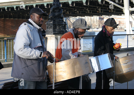 Die Straßenmusiker spielen Stahlfässer auf der Southbank. Westminster London England. Stockfoto