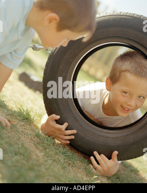 Kinder spielen mit Reifen Stockfoto