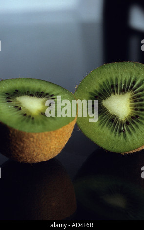 Eine Kiwifrucht in zwei Hälften geschnitten Stockfoto