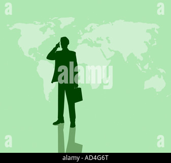 Ein Geschäftsmann mit einem Mobiltelefon und einem Aktenkoffer steht man vor einer Weltkarte Stockfoto