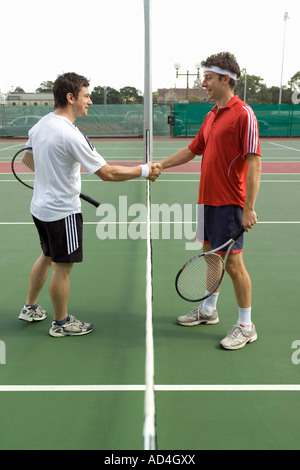 Zwei Tennisspieler Händeschütteln über das Netz Stockfoto