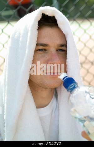 Ein Mann aus einer Wasserflasche trinken Stockfoto