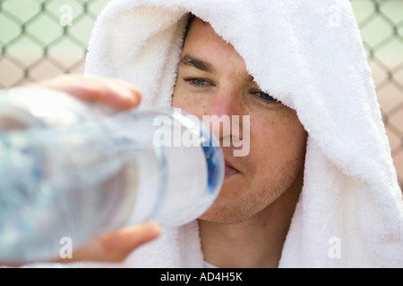 Ein Mann aus einer Wasserflasche trinken Stockfoto