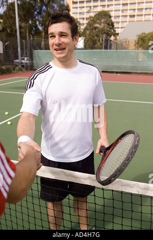 Zwei Tennisspieler Händeschütteln über das Netz Stockfoto