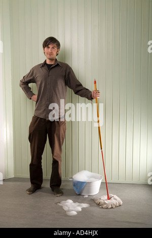 Ein Mann mit einem Wischmopp und Eimer Stockfoto