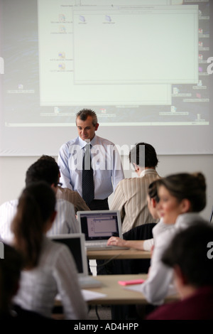 Profis, die Teilnahme an einer Präsenzschulung Handel Stockfoto