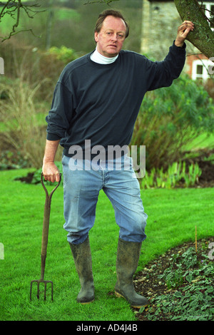 EX-EHEMANN VON CAMILLA HRH HERZOGIN VON CORNWALL BRIGADEGENERAL ANDREW PARKER BOWLES IM GARTEN SEINES HAUSES IN DER NÄHE VON MALMESBURY WILTSHIRE Stockfoto