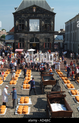 Die Waag Weighhouse und Käse Markt Gouda Holland Niederlande Käse auf dem display Stockfoto