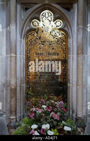 Jane Austen Gedenktafel befindet sich in Winchester Kathedrale Hampshire England Stockfoto