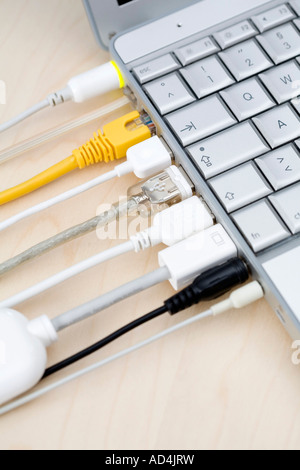 Kabel an einen Laptop angeschlossen Stockfoto