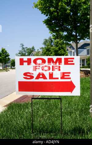 "Home for Sale" Schild an den Vorgarten eines Hauses Stockfoto