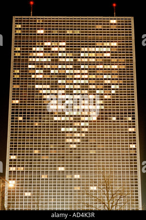 Beleuchtete Hochhaus mit Lichtern, angeordnet in Form eines Herzens Stockfoto