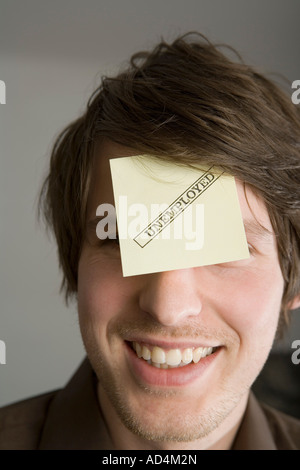 Ein Mann mit einem Klebstoff Hinweis auf seiner Stirn gestempelt "Arbeitslos" Stockfoto