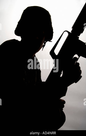 Silhouette eines Soldaten mit einer Pistole Stockfoto