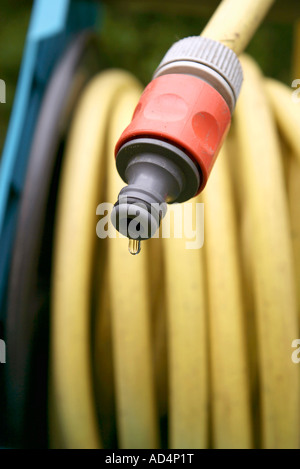 Wasser tropft aus einem Gartenschlauch Stockfoto