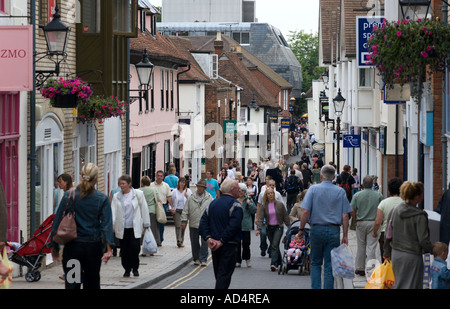 Menschen zu Fuß entlang einer der engen Gassen in COlchester Essex England Stockfoto