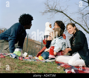 Freunde und Familie mit einem Picknick in einem park Stockfoto