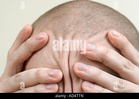 Detail eines Mannes rieb seinen Kopf Stockfoto