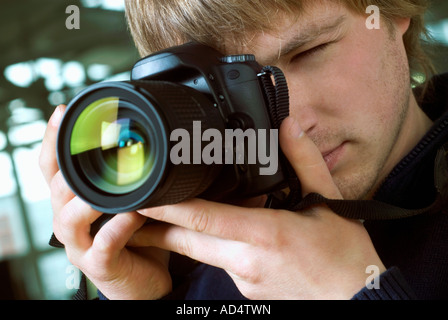 Ein junger Mann mit dem Fotografieren Stockfoto